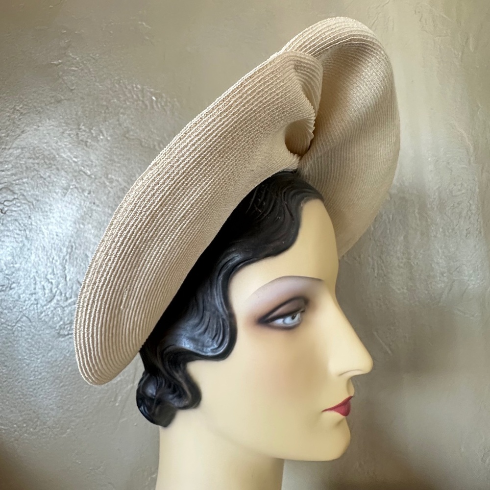 GRACEFUL 1940s' IVORY STRAW OPEN CROWN HAT WITH FOLDED BRIM & FABRIC FLOWERS - Picture 8 of 12
